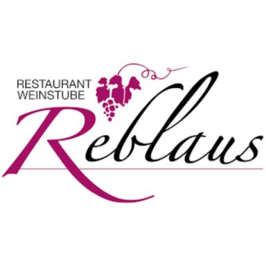 Logo vom Restaurant Reblaus. Geschwungene Buchstaben und darüber hängendem Weinblatt mit Weintrauben